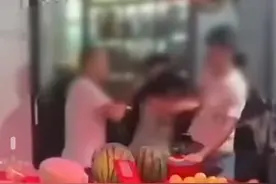 浙江苍南4人酒后随地小便起冲突，摊主挥刀伤人！均已到案图片