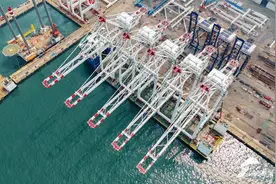 ​“山东造”超大型岸桥发往埃及 可满足当前世界最大集装箱运输船的装卸需求图片