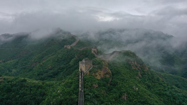 雨涤燕塞千峰晓 云涌金城万堞浮