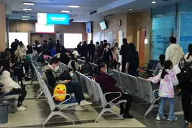 13岁女生近视高达1000度，医生：防近视要监测眼轴长度变化图片