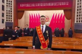 全国劳动模范李震：在设备的“心跳”里听见匠心图片