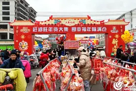 新春走基层|临沂河东：政府摆摊群众赶集 郑旺这个年货大集有年味有温度图片