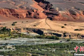 新疆托克逊县天山红河谷自驾穿越正酣图片