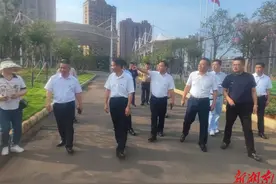 开学在即，领导心牵学校——娄底经开区党工委书记肖雄杰率队调研春晖学校图片