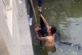 曾在寒冬勇救溺水老人的聊城小伙，再次跳进水里救起一名女孩图片