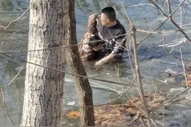 15岁少年听到“救命”回家报信，他们放下碗筷冲出家门！一家三代，冰水中救起两个落水儿图片