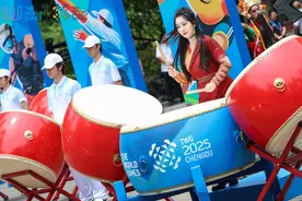 历史与现代辉映 成都世运会火炬穿越武侯祠图片