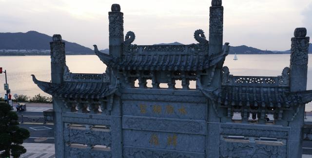 跟着交通去旅行｜一湖双镜 舟行古今 东钱湖“双”航线勾勒水墨与烟火双面美学