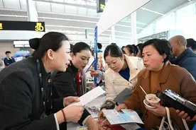 在线值机、实时行李追踪、摆渡车动态查询……“重庆机场”小程序上线为旅客提供一站式全方位服务图片