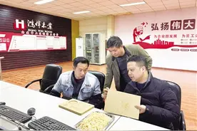 你帮我来我帮你 共把竹片变“钢板”图片