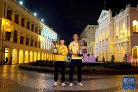 乒乓球世界杯丨孙颖莎和雨果·卡尔德拉诺展示冠军奖杯图片