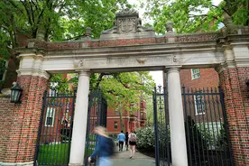 特朗普威胁将哈佛资金拨给职业学校，曾建议设“美国学院”提供免费在线课程图片