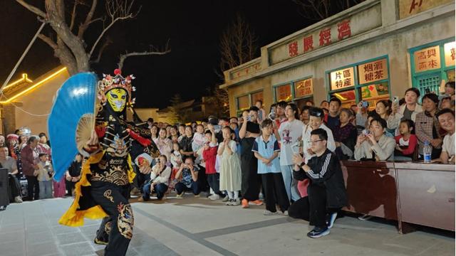 泰山炊烟巷迎来国庆首日“开门红”游客沉浸体验“家门口的温暖团圆”