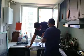 威海：社区网格员“客串”空调修理工 做好居民贴心人图片