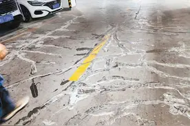 业主入住不到4年 保利双水磨小区3区地下负一层地面部分区域裂缝严重图片