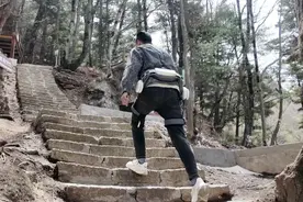 三门峡：登山助力机器人亮相，“像有人托着你走路”图片