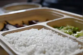 小伙与朋友3人轮流点外卖吃掉后退款，多个骑手和商家被封号？平台回应图片