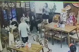男子搭讪两名陌生女孩要求陪酒，遭拒绝后竟挥拳殴打！警方通报图片