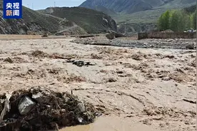 青海受泥石流影响路段部分恢复半幅通行图片
