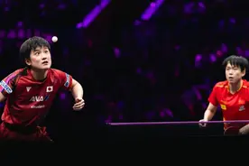 张本智和负于王楚钦无缘决赛，赛后与恩师田势邦史拥抱告别图片