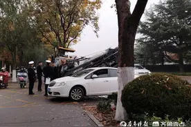 情报站|济南长清丁香路一白色轿车与吊车相撞，雨天出行注意安全图片