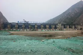 永定河落坡岭水库溢洪道闸门完成修复安装，去年特大洪水损毁图片