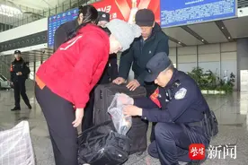 春运首日温暖助民！盐城铁警力保旅客平安出行图片