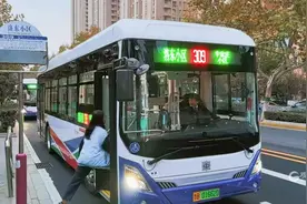 公交车换新、充电站“共享”……青岛这些区域居民出行更便捷了图片