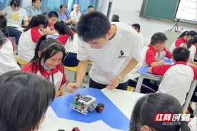 杨嘉：乡村孩子眼中的“编程大师”图片