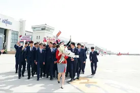 60名工科男生搬出直升机送惊喜，全班唯一的女生被“宠上天”图片