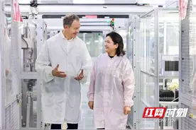 苹果首席运营官访湘参观蓝思科技 愿在供应链等方面加强与湖南企业合作图片