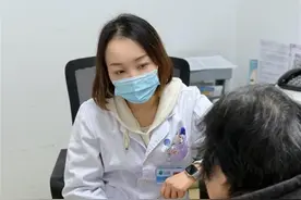 爱洗烫水澡，七旬老人全身长“白鳞”图片