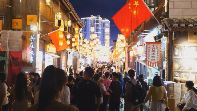 安顺古城与顾府街人气火爆 文旅融合点亮城市夜经济