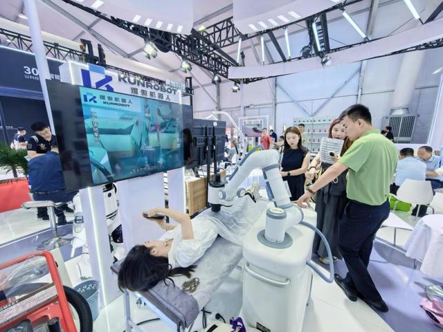 2025世界机器人大会启幕 “成都天团”携20项黑科技抢镜