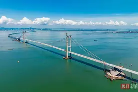 生于深山处，足迹遍四海，百米高空上“走钢丝”的人图片