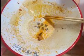 碗底印有“你像猪一样能吃”，网友炸锅！知名品牌昆明门店回应图片