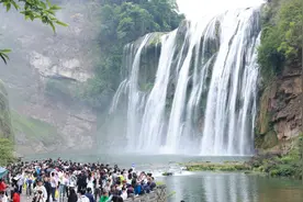 “五一”首日游客超8.2万人次！黄果树旅游区日游夜玩人气高图片