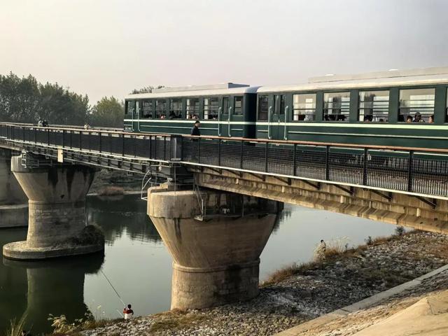 复古绿皮小火车成遛娃神器！杭州这个新公园“娃山娃海”，随手拍都是大片！