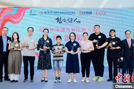 逾千名深港两地儿童用画笔“迎中秋、庆国庆”图片