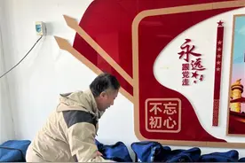 英语老师教学生应急救护知识，希望更多人学急救、会急救、敢急救图片