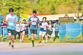 广东大运会定向运动开赛 近千名大学生奔跑山水间图片