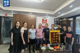 “舍命相救，恩重如山！”梅大高速被救小伙登门跪谢拦车老人图片