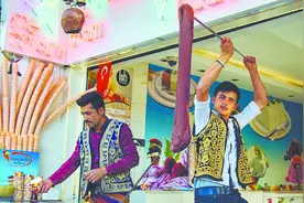 土耳其“咚哆玛”冰淇淋要用刀叉吃图片