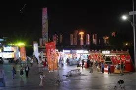 “五月吃虾正当时”，武汉小龙虾消费季现场，有企业准备40斤熟虾，游客：没有抵抗力图片