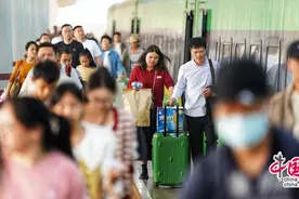 时评：免签新政为“火热中国游”再添一把火图片