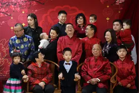 去照相馆隆重拍一张全家福图片