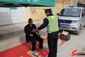 霍州公安交警进庙会 交安宣传润民心图片