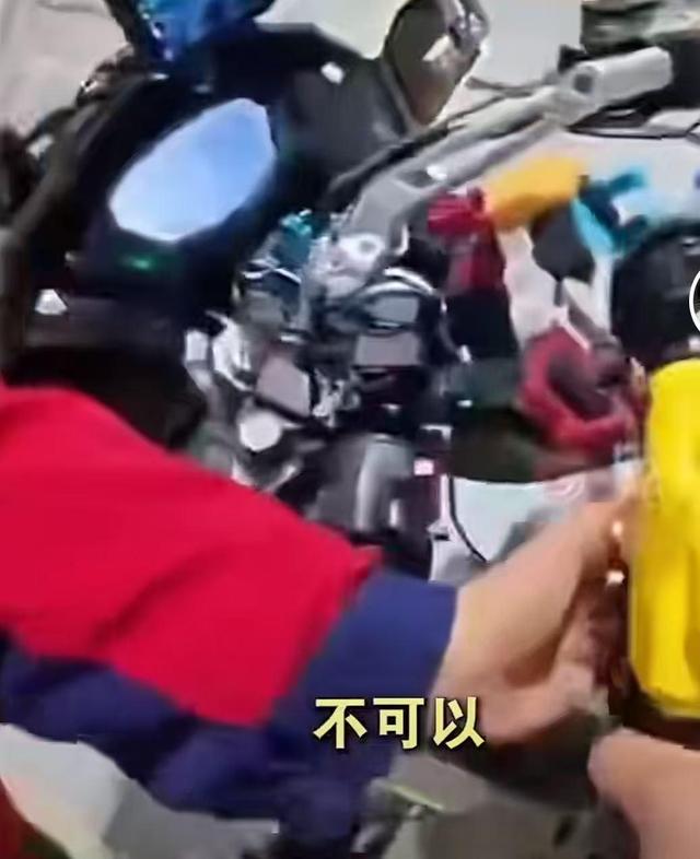 警方通报男子因加油纠纷喷洒燃油：已被行拘	，罚款100记1分