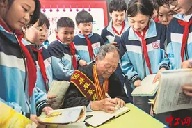 校园里“追星”图片