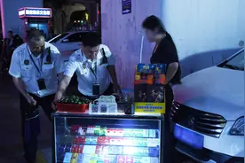 现场查获近700包！海口龙华区多部门突袭娱乐场所取缔6家流动烟摊图片